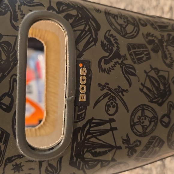 BOGS KID'S RAIN BOOTS WITH PIRATE PATTERN. SIZE 11. UNISEX. - Picture 8 of 12